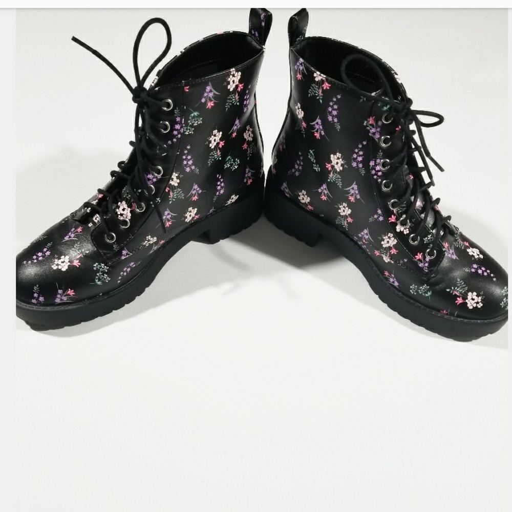 SOLD 🚫 ON MERCARI Combat Platform Lace Up Boots - Picture 2 of 8